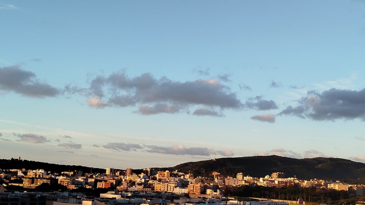 Vista de Palma con cielo poco nuboso y monta&ntilde;as al fondo