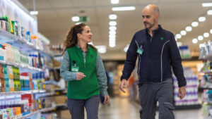 Dos trabajadores de Mercadona conversando en un supermercado
