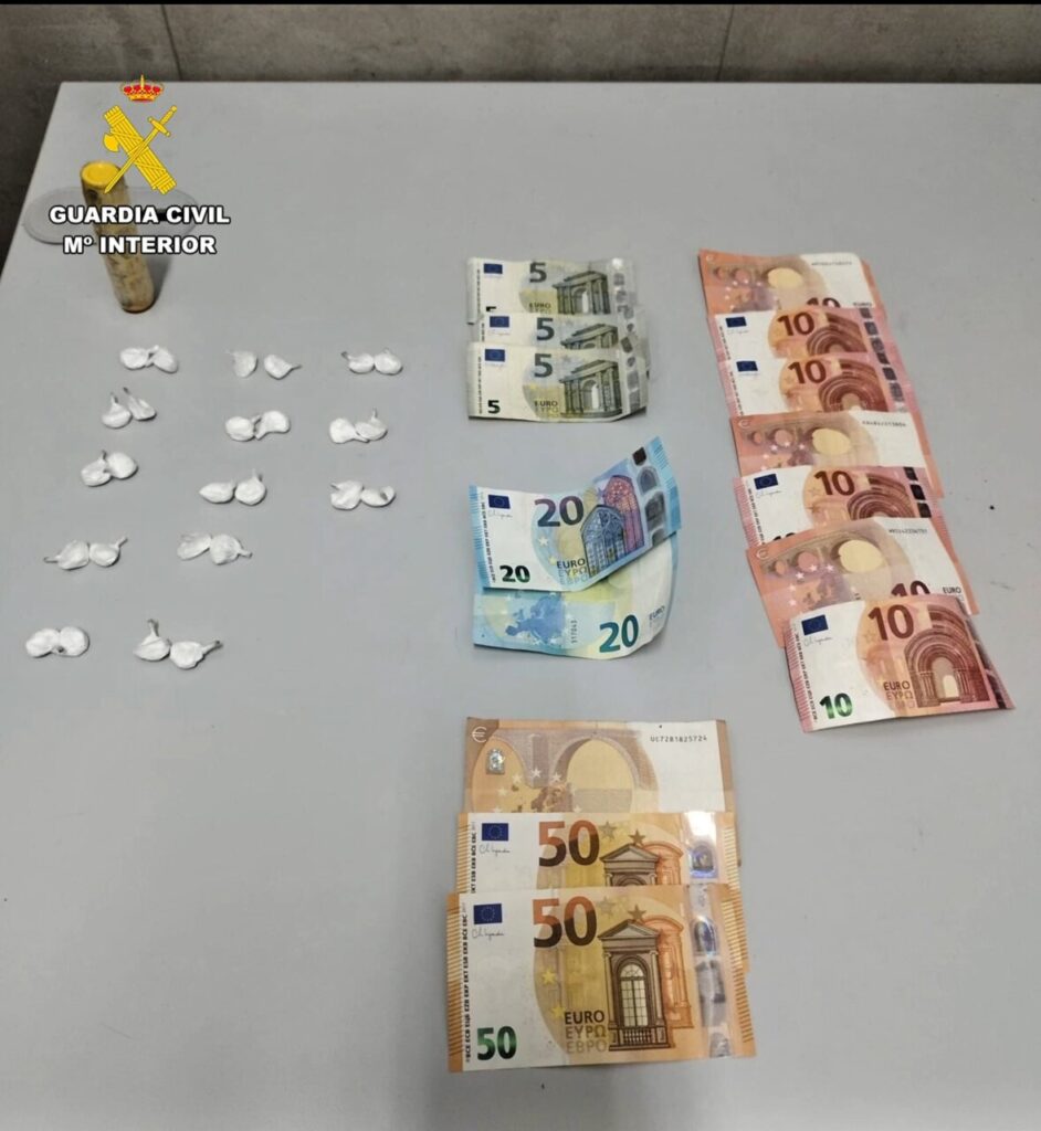 Dosis de cocaína y dinero en efectivo confiscados por la Guardia Civil