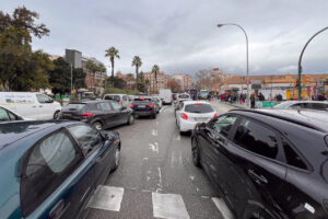 Tr&aacute;fico denso en Palma durante la vuelta al cole en enero de 2026