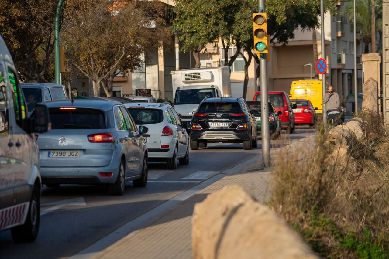 Tráfico denso en una carretera de Baleares durante la vuelta al cole