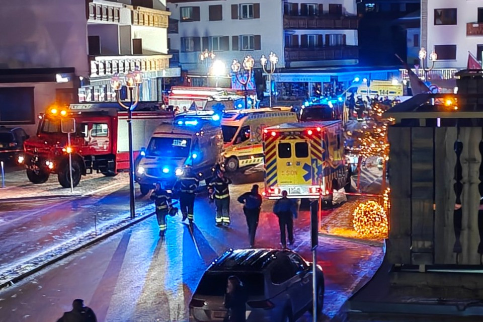 Operativo de rescate tras explosión en bar de estación de esquí en Suiza
