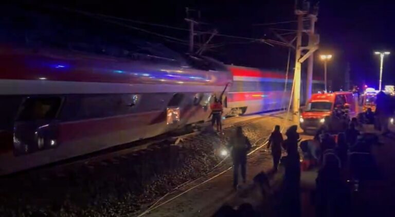 Accidente de trenes de alta velocidad en C&oacute;rdoba con equipos de emergencia