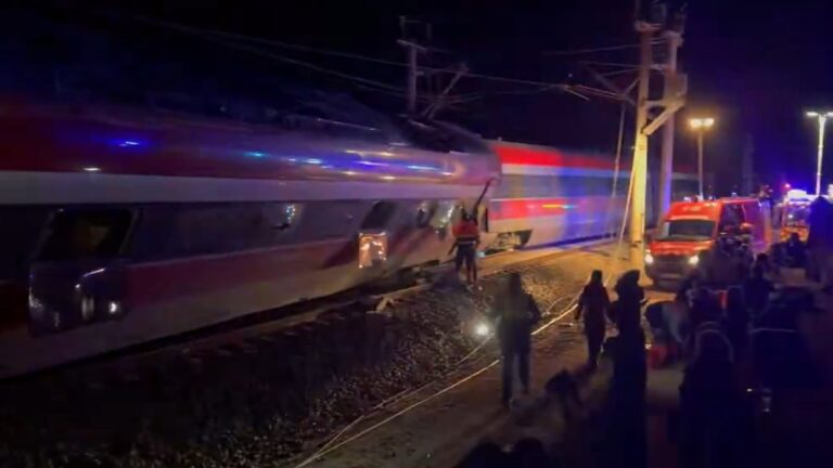 Accidente de trenes de alta velocidad en C&oacute;rdoba con equipos de emergencia