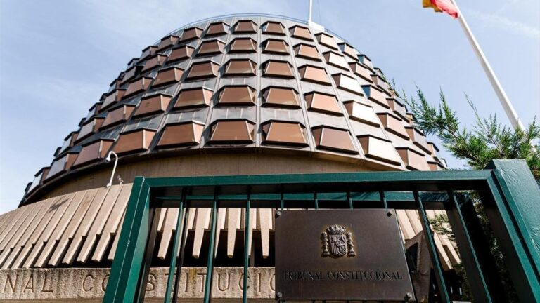 Edificio del Tribunal Constitucional en Espa&ntilde;a con su distintiva c&uacute;pula