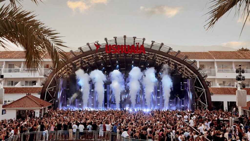 Multitud disfrutando de la Opening Party en Ushua&iuml;a Ibiza con efectos de humo