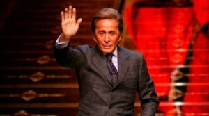 Valentino Garavani saludando en un evento de moda