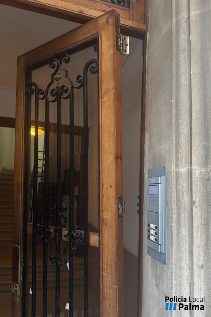 Puerta de acceso a una comunidad con da&ntilde;os visibles en Palma