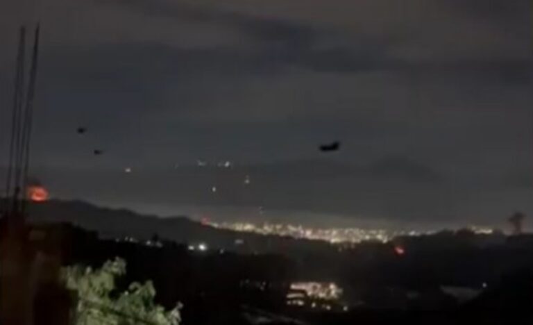 Vista nocturna de Caracas con luces y aviones en el cielo