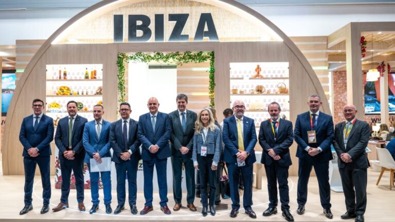 Grupo de personas en un evento de turismo en Ibiza