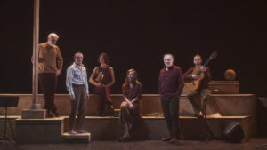 Actores en escena de la obra Vientos del pueblo en el Teatre Principal de Palma