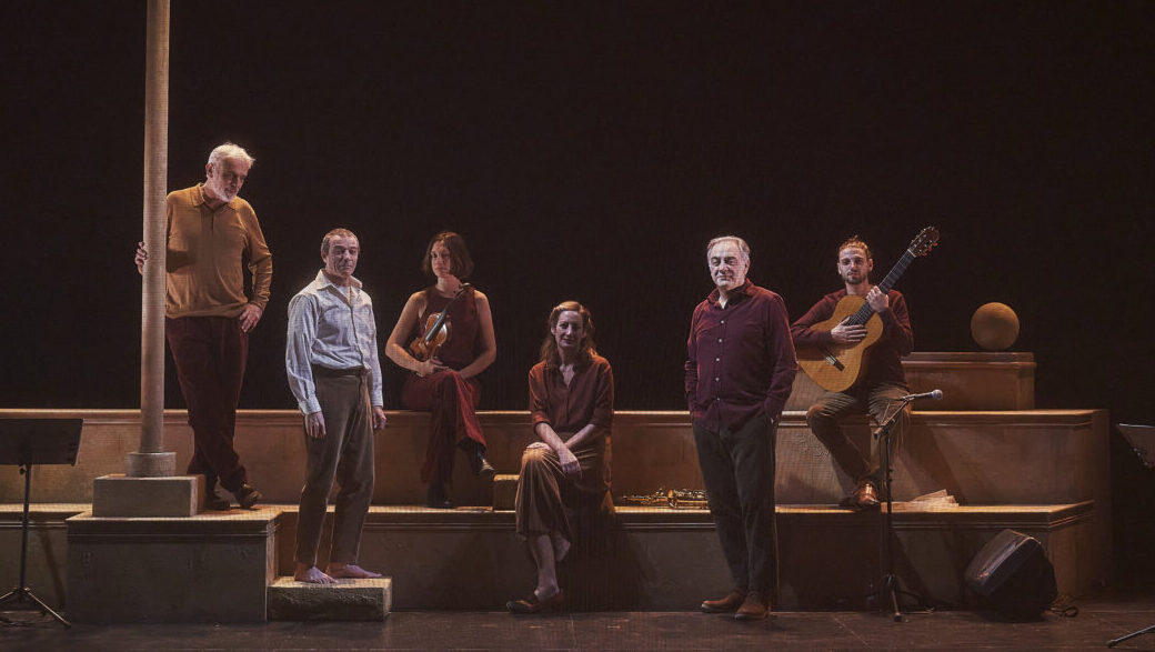 Actores en escena de la obra Vientos del pueblo en el Teatre Principal de Palma