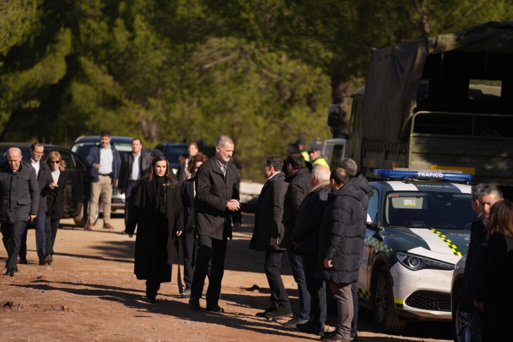 Los reyes Felipe y Letizia visitan el lugar de la tragedia en Adamuz, C&oacute;rdoba.