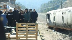 Los reyes Felipe y Letizia visitan el lugar de un accidente ferroviario en Adamuz