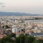Panor&aacute;mica de la ciudad de Palma con edificios y mar