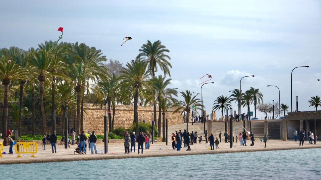 Personas volando cometas en el Parc de la Mar en Palma