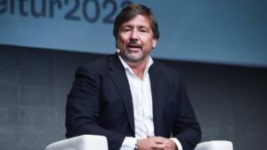 Presentaci&oacute;n de World2Meet en la feria Fitur 2026 con un ejecutivo en el escenario.