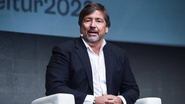 Presentaci&oacute;n de World2Meet en la feria Fitur 2026 con un ejecutivo en el escenario.