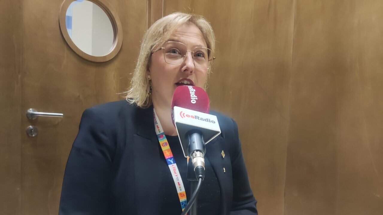 Xisca Lascolas hablando en una entrevista de radio