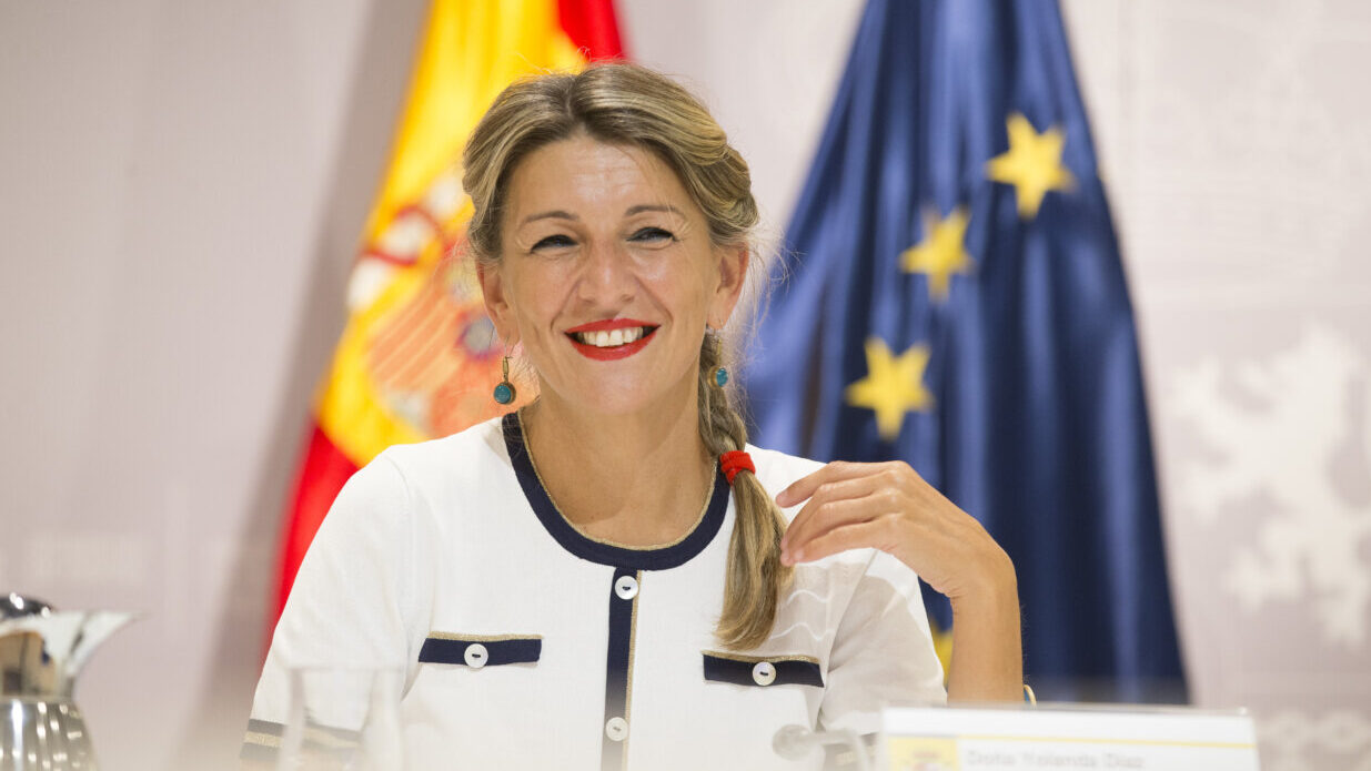 Yolanda D&iacute;az sonr&iacute;e durante una conferencia de prensa sobre vivienda.