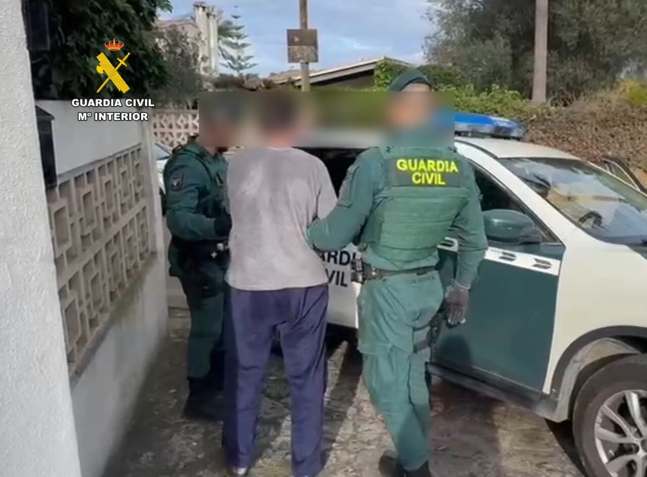 Agentes de la Guardia Civil deteniendo a un sospechoso en Marratx&iacute;
