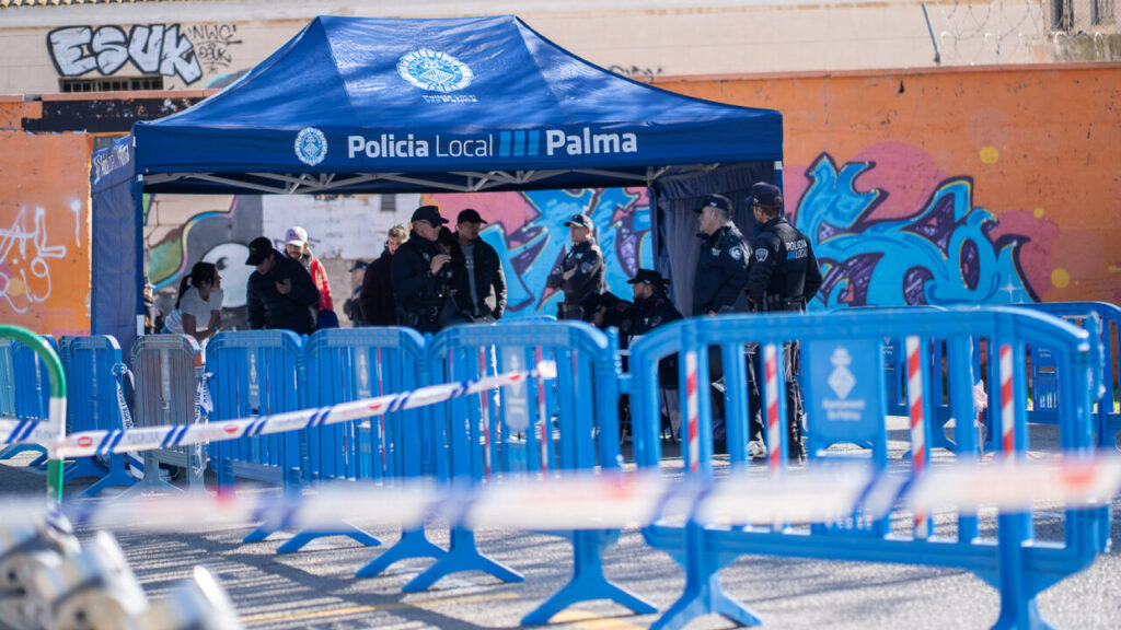 Operativo de la Polic&iacute;a Local en la antigua c&aacute;rcel de Palma con barricadas y un toldo azul.