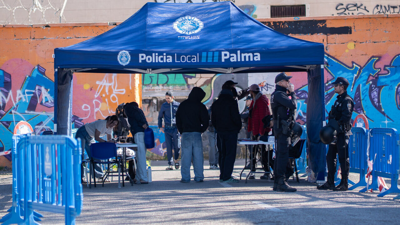 M&aacute;s de un centenar de personas abandonan voluntariamente la antigua prisi&oacute;n de Palma antes de que expire el plazo de desalojo