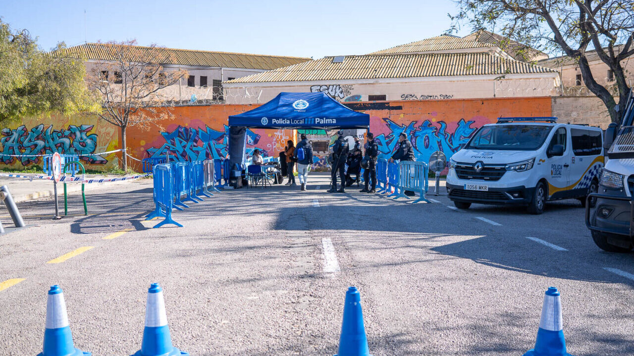 M&aacute;s de un centenar de personas abandonan voluntariamente la antigua prisi&oacute;n de Palma antes de que expire el plazo de desalojo