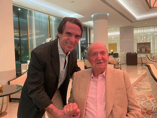 Aznar y don Juan Carlos en un encuentro cordial y sonriente