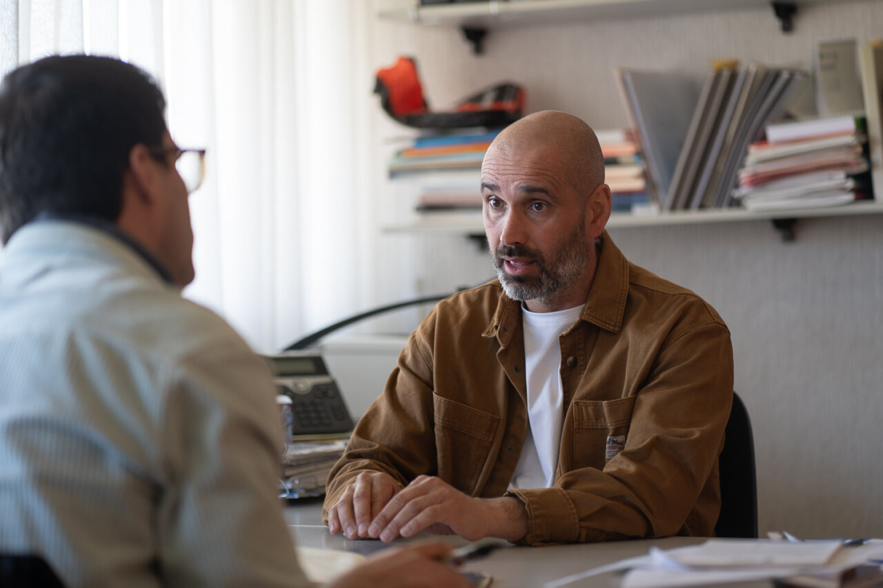 Tomeu Mut durante una entrevista en la UIB, conversando con un interlocutor.