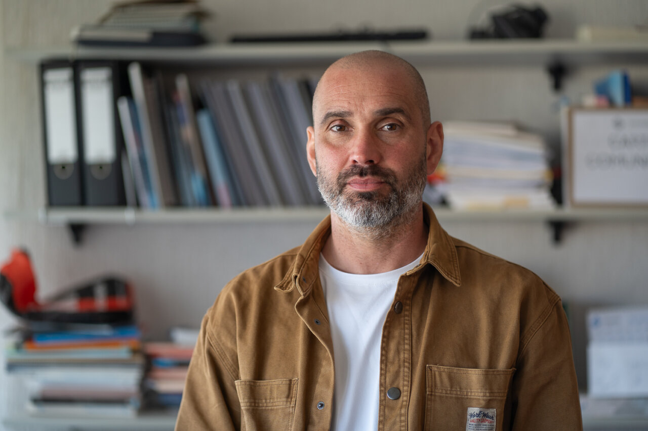 Retrato de Tomeu Mut en un entorno de oficina con estanterías