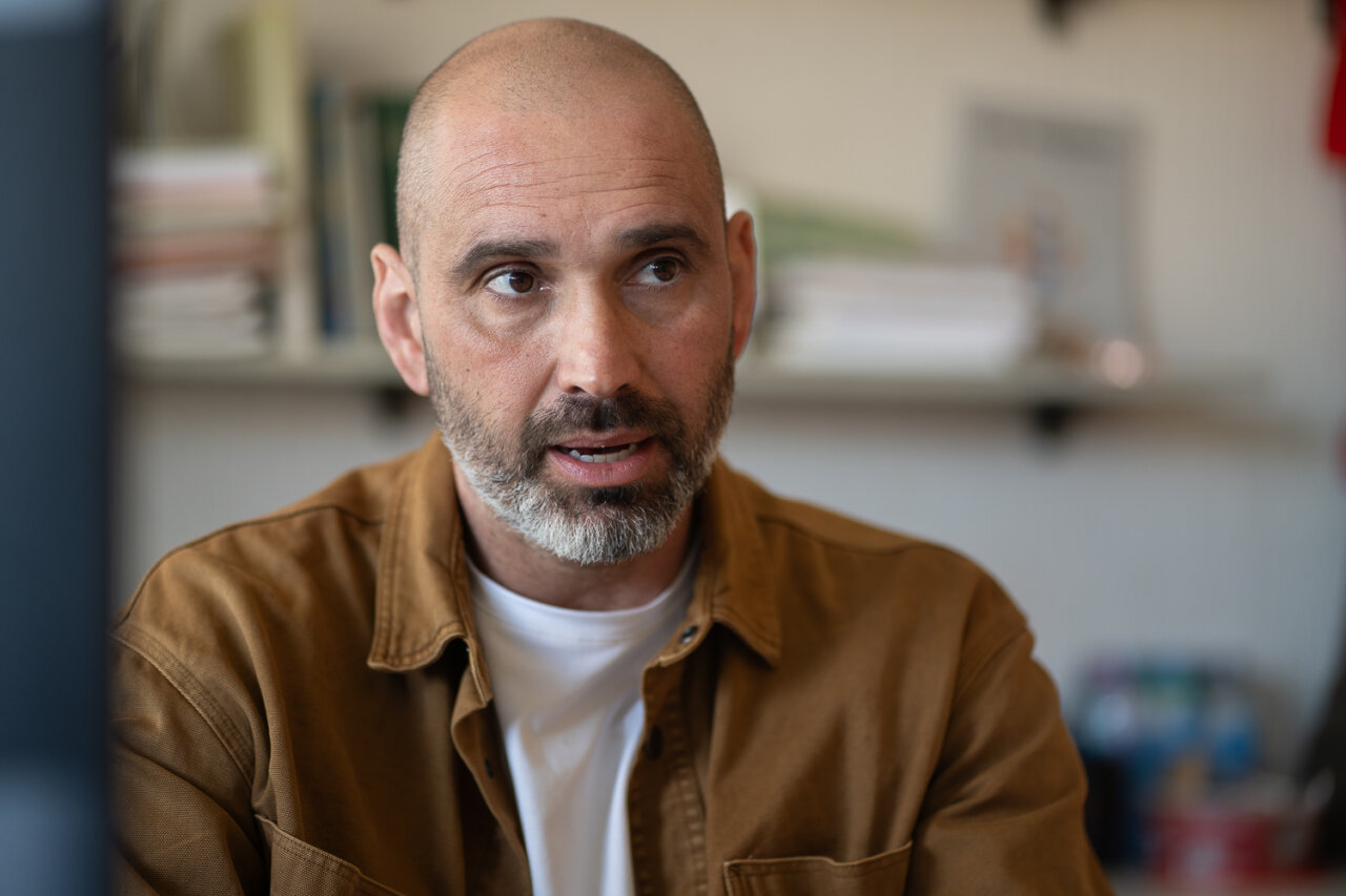 Tomeu Mut durante una entrevista en la UIB con fondo de estantería