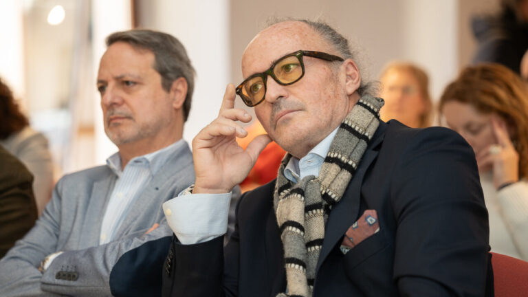 Asistentes en un evento de Mallorcadiario con atención en el discurso