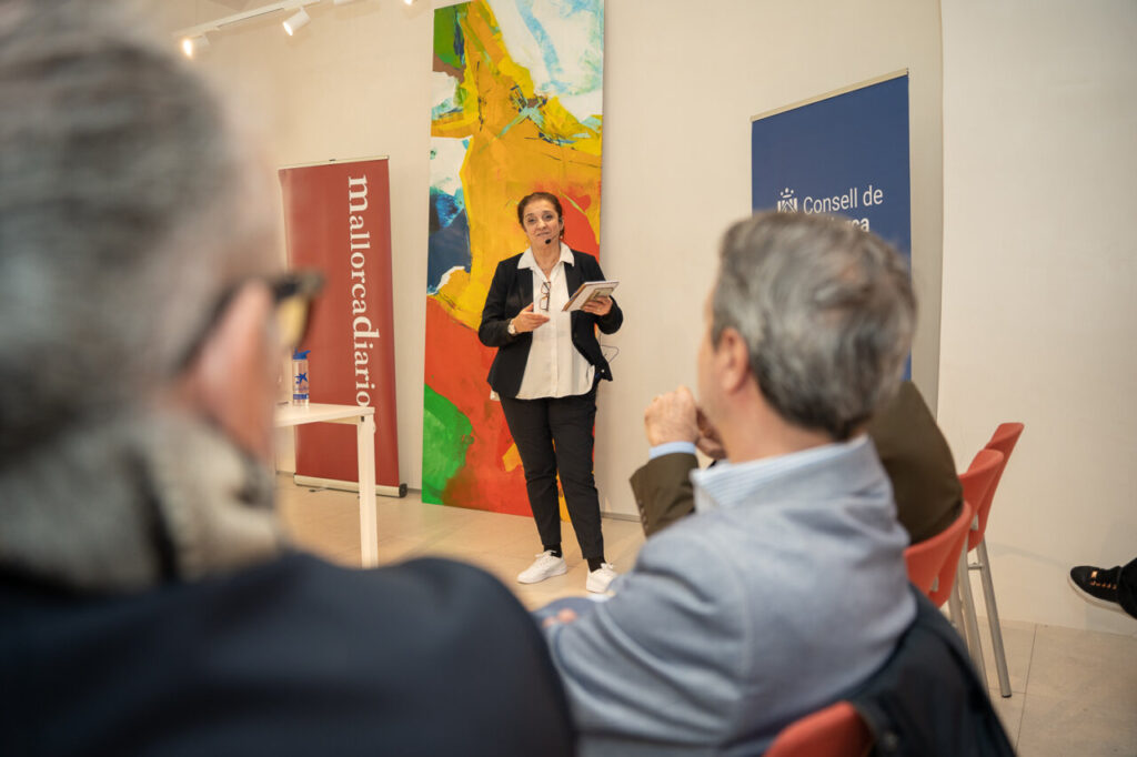 Presentadora en evento de Mallorcadiario con p&uacute;blico asistente