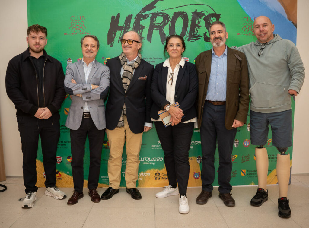 Grupo de personas en evento de Mallorcadiario sobre h&eacute;roes