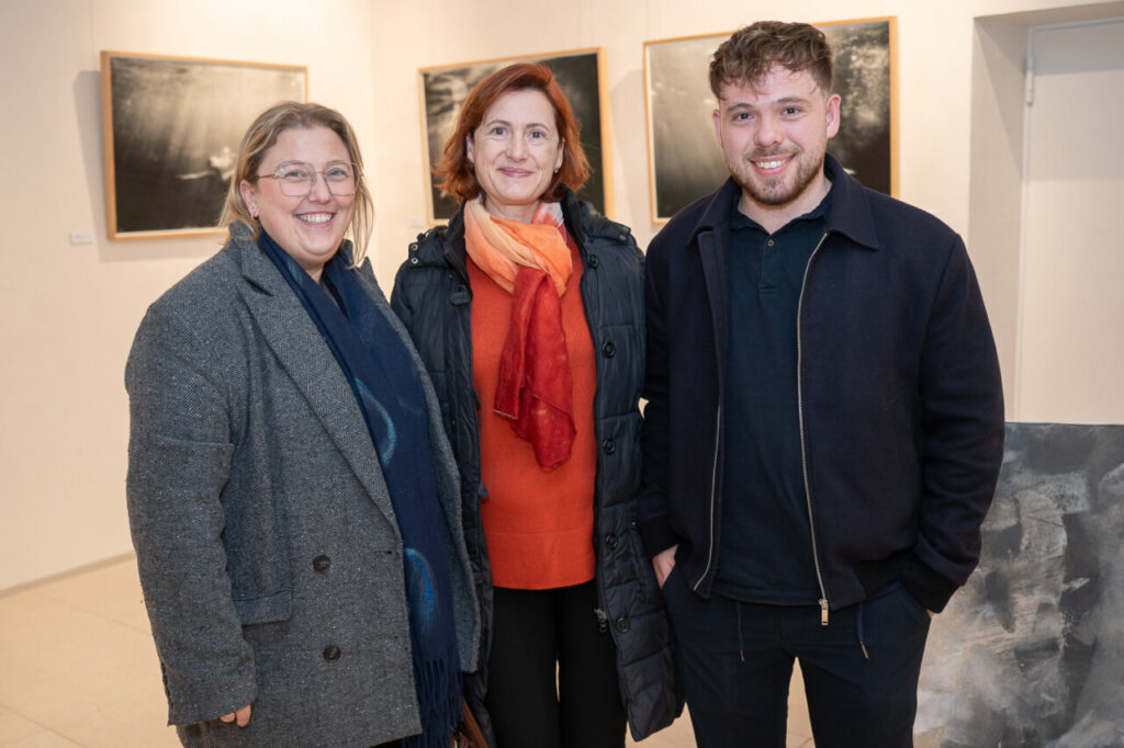 Tres personas sonrientes en un evento cultural en Mallorca
