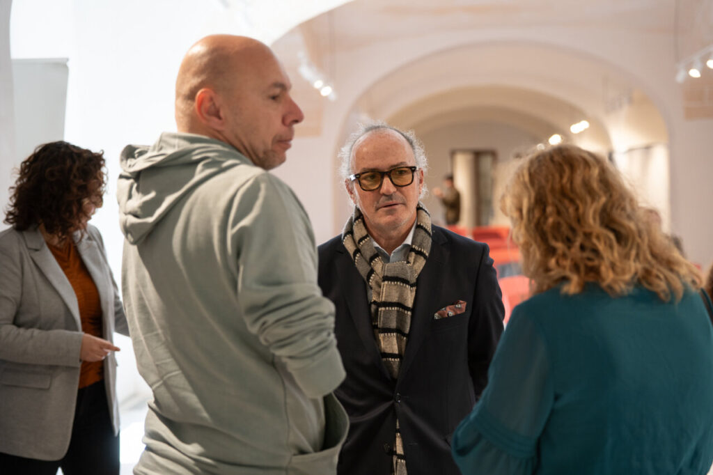 Personas conversando en un evento en Mallorca