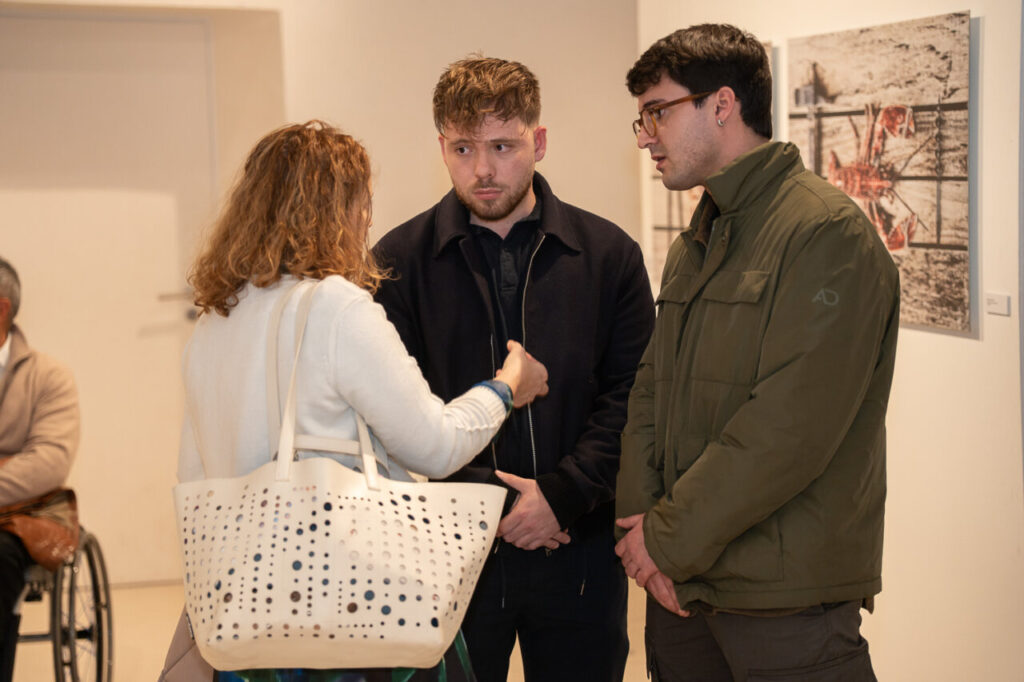 Tres personas conversando en un evento en Mallorca