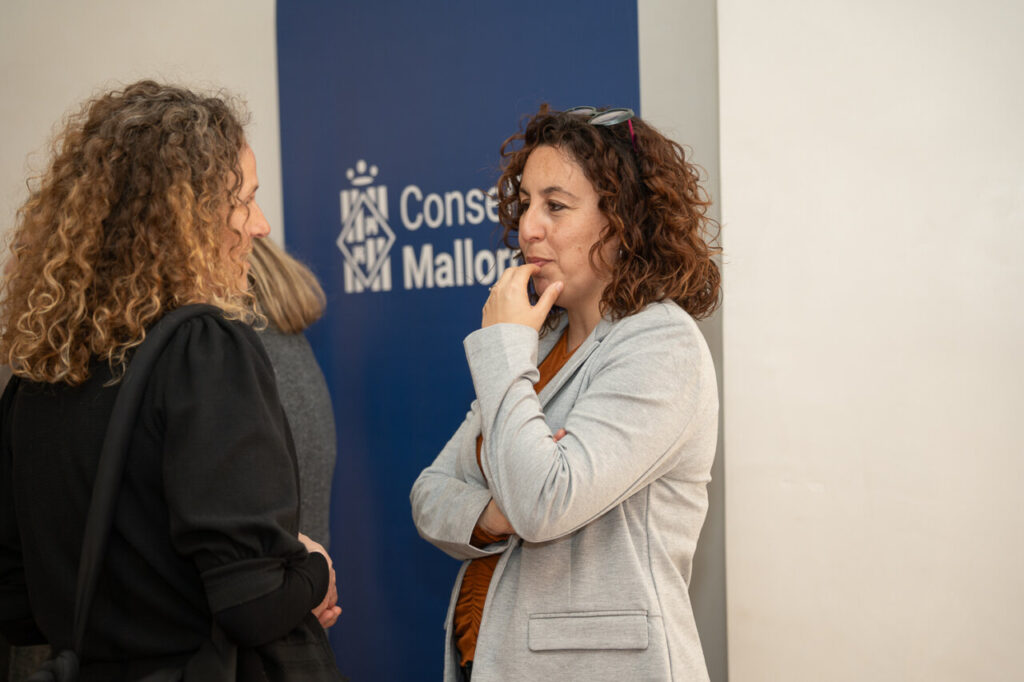 Dos mujeres conversando en un evento en Mallorca