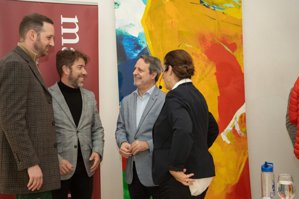 Cuatro personas conversando en un evento en Mallorca