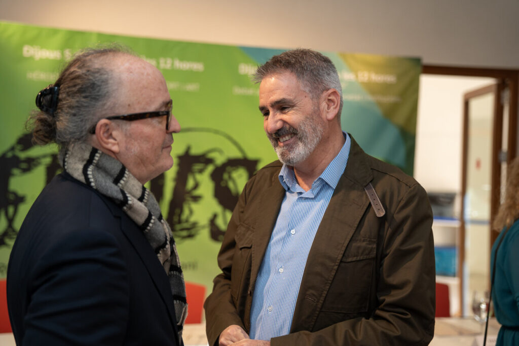 Dos hombres conversando en un evento de Mallorcadiario