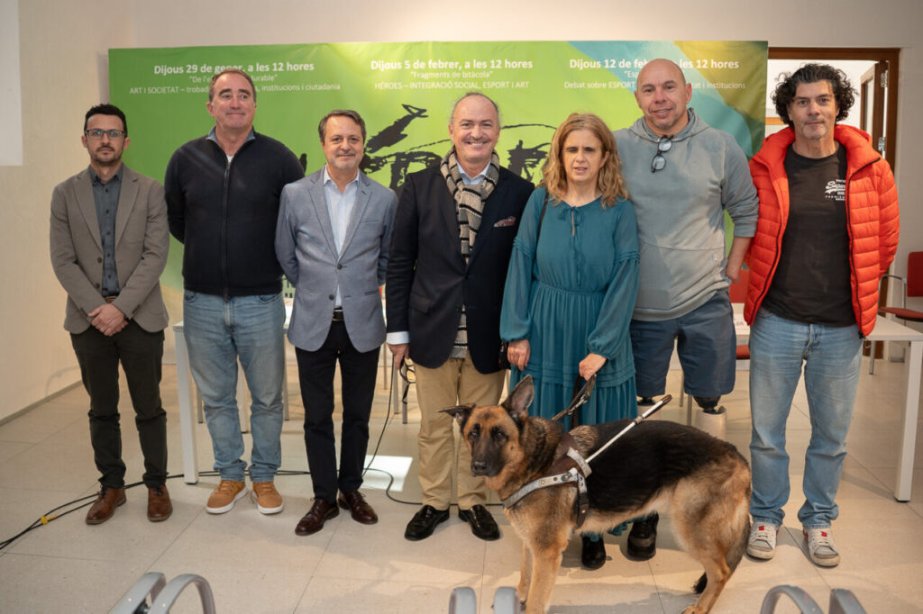 Grupo de personas en un evento de Mallorcadiario con un perro gu&iacute;a