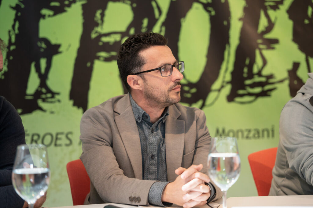 Persona en evento de Mallorcadiario con fondo verde