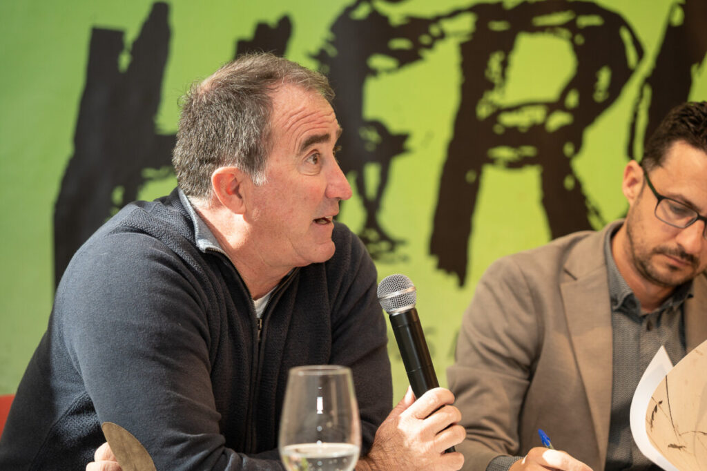 Participante hablando en evento de Mallorcadiario sobre h&eacute;roes