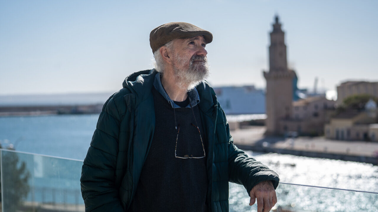 Farero contemplando el paisaje junto al Faro de Porto Pi