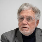 Retrato de Josep Pons en una reuni&oacute;n, con chaqueta gris y gafas.