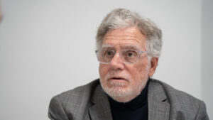 Retrato de Josep Pons en una reuni&oacute;n, con chaqueta gris y gafas.