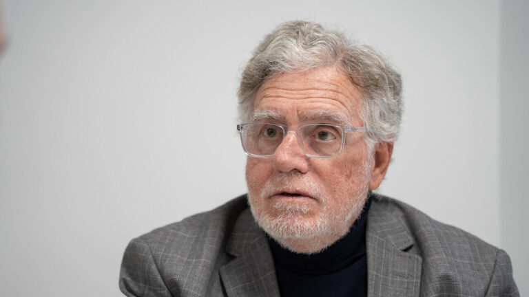 Retrato de Josep Pons en una reuni&oacute;n, con chaqueta gris y gafas.