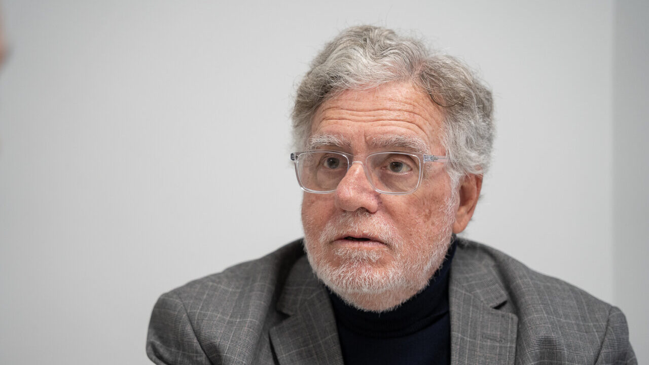 Retrato de Josep Pons en una reuni&oacute;n, con chaqueta gris y gafas.
