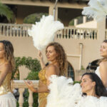 Bailarinas con plumas blancas en evento de danza en Mallorca